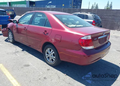2005 Toyota Camry Le V6/Xle V6 z USA, uszkodzony, nr VIN 4T1BF32K15U092948